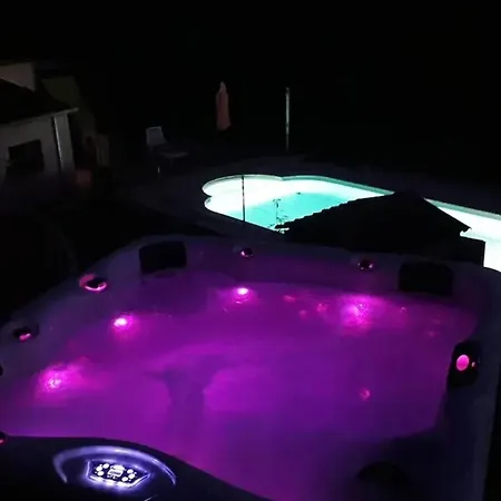 Maison Accueillante Avec Piscine A Holiday home