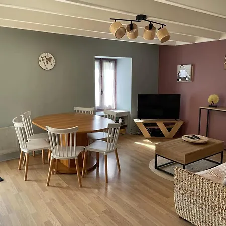 Maison Accueillante Avec Piscine A Holiday home *