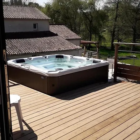 Maison Accueillante Avec Piscine A Holiday home Chalandray