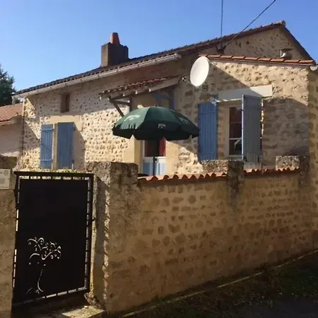 Maison Accueillante Avec Piscine A Holiday home Chalandray