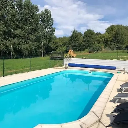 Maison Accueillante Avec Piscine A Holiday home *