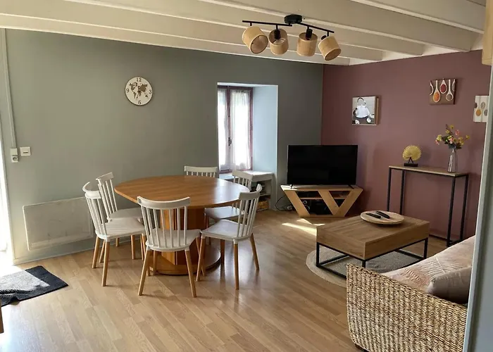 Maison Accueillante Avec Piscine A Holiday home *