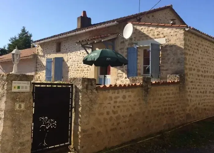 Maison Accueillante Avec Piscine A Holiday home Chalandray